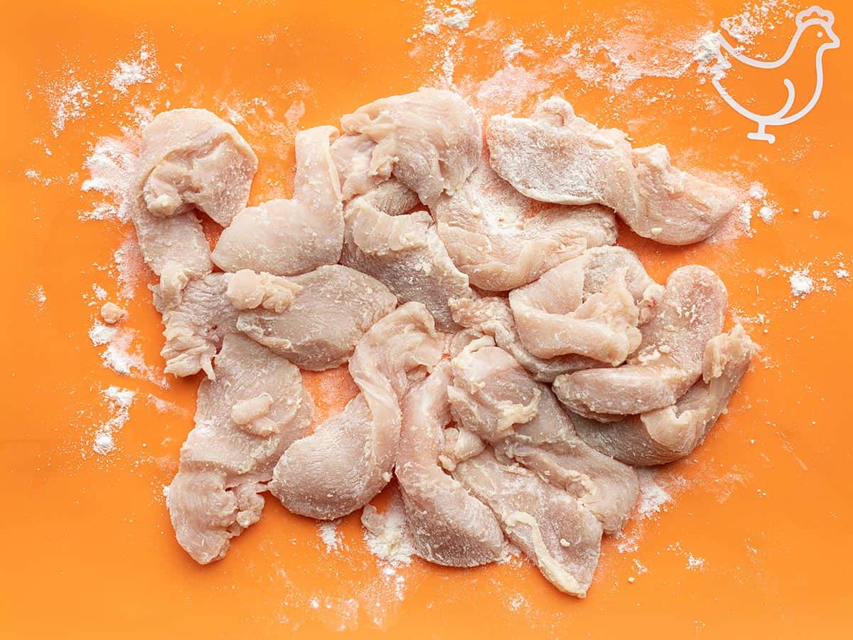 Tiras de pollo rebozadas con harina y sal