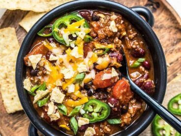 A dressed bowl of basic chili with plenty of toppings.