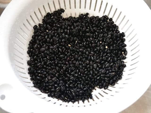 Black beans in colander to rinse 