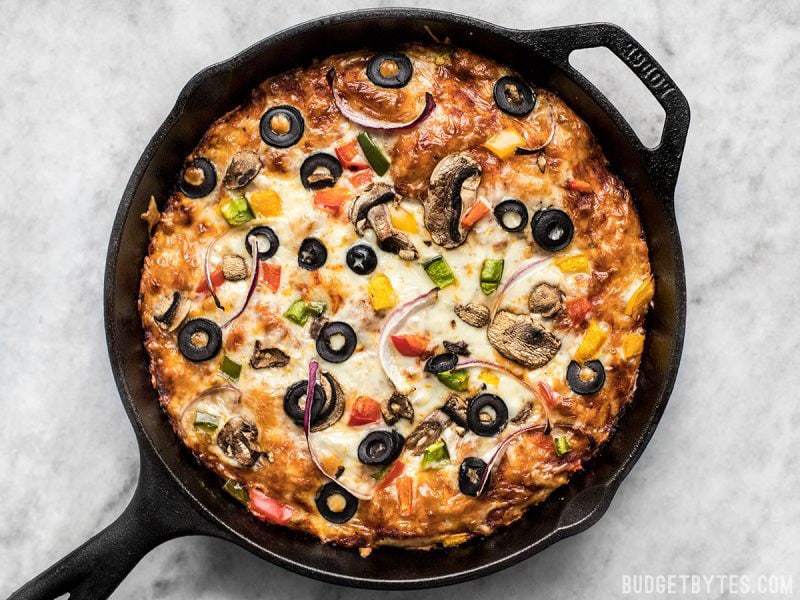 Top view of a baked pizza in skillet 