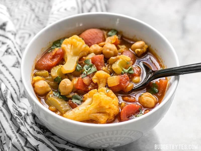 Vue de face d'un bol de ragoût de lentilles et légumes marocains