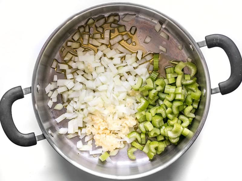 Sauté-Zwiebel-Sellerie und Knoblauch im Suppentopf