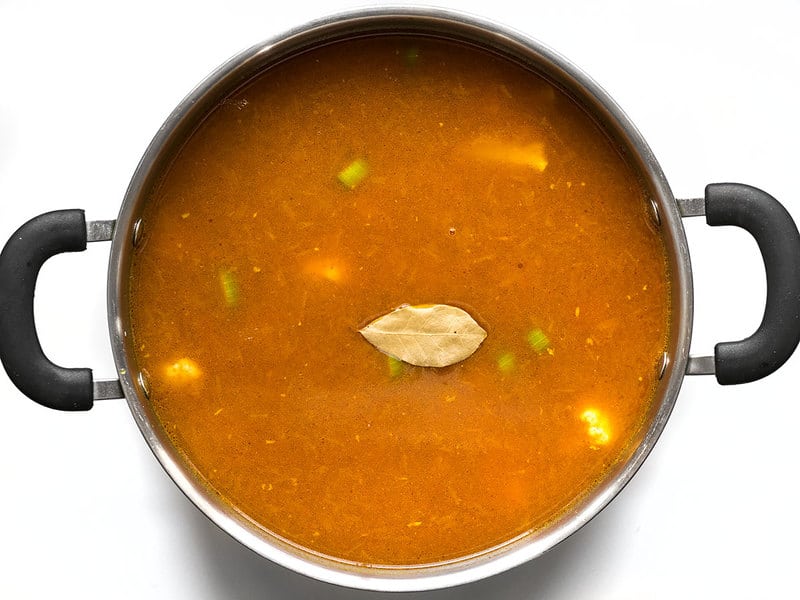 Ajouter le bouillon de légumes et la feuille de laurier dans la marmite à soupe