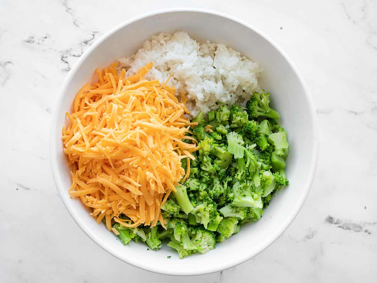 Brócolis picado, arroz e queijo cheddar ralado em uma tigela