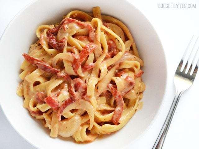 https://www.budgetbytes.com/wp-content/uploads/2015/06/One-Pot-Roasted-Red-Pepper-Pasta-close-1.jpg