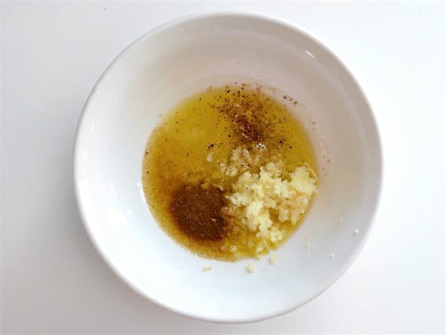 Oil, garlic, pepper, chili powder in a bowl
