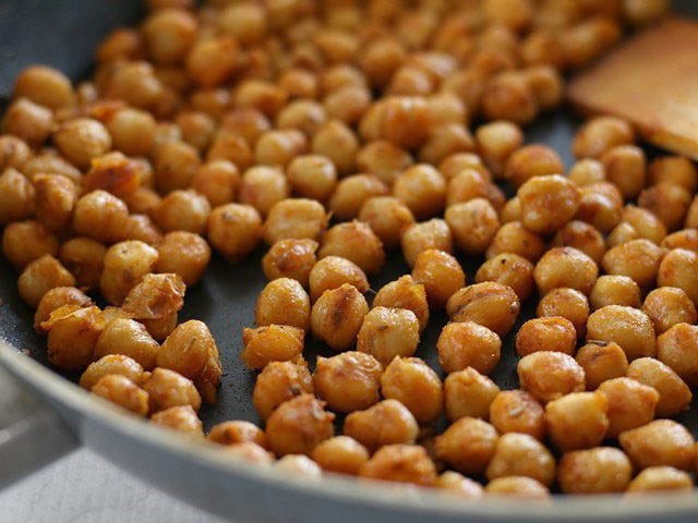 Cajun Spiced Chickpeas close up in the skillet