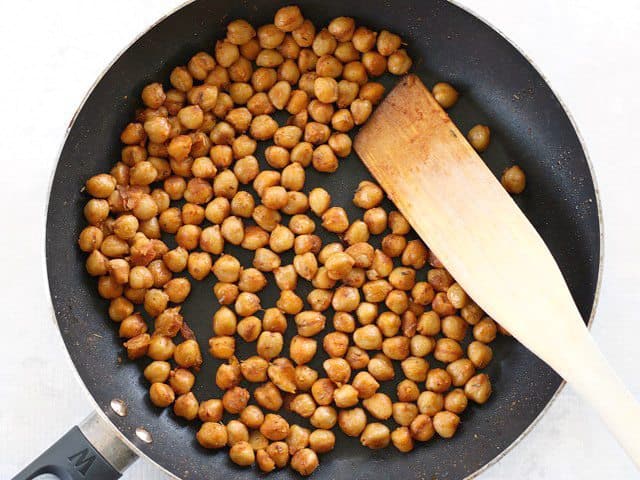 Chickpeas in the skillet, coated with spices