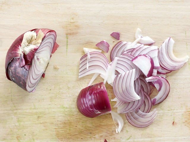 Thinly sliced red onion