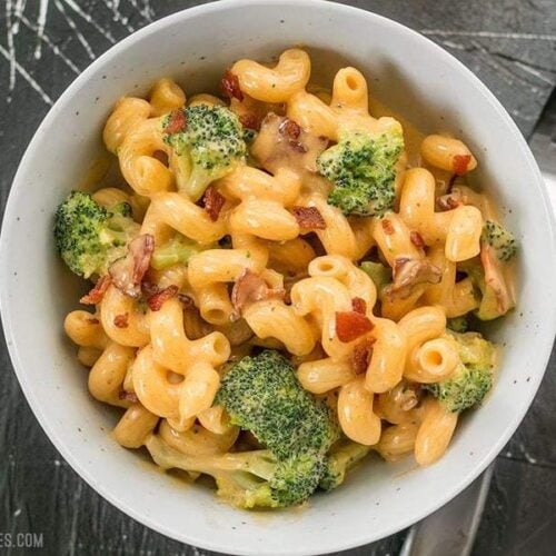 This One Pot Bacon Broccoli Mac and Cheese is fast, easy, and absolutely fool proof. This sauce stays smooth and creamy! BudgetBytes.com