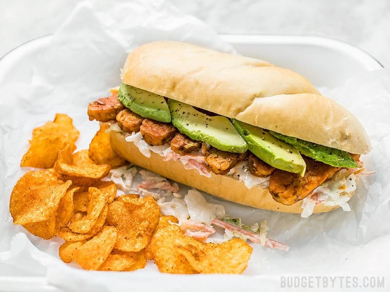 Buffalo Tempeh Sandwich with chips