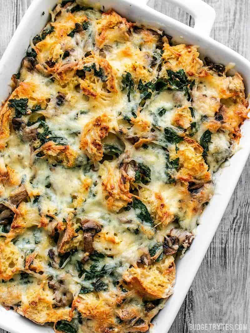 Uma panela cheia de recém-assados ​​Kale Swish e Mushroom Strata.