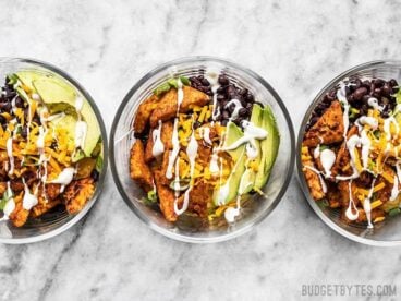 Meal prepped Sweet and Spicy Tempeh Bowls in round glass bowls