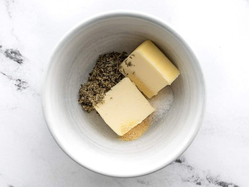 Manteiga e ervas em uma tigela