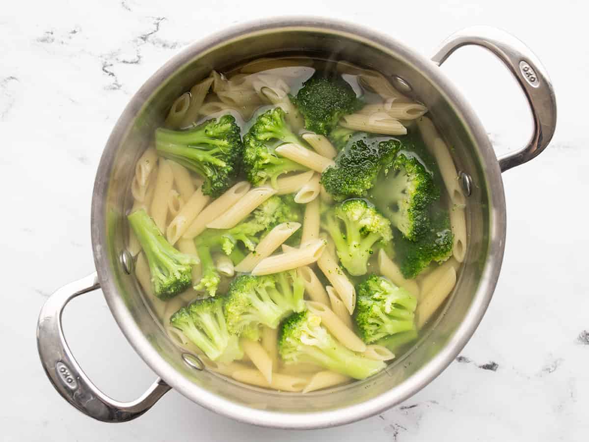 Boiled pasta and broccoli florets