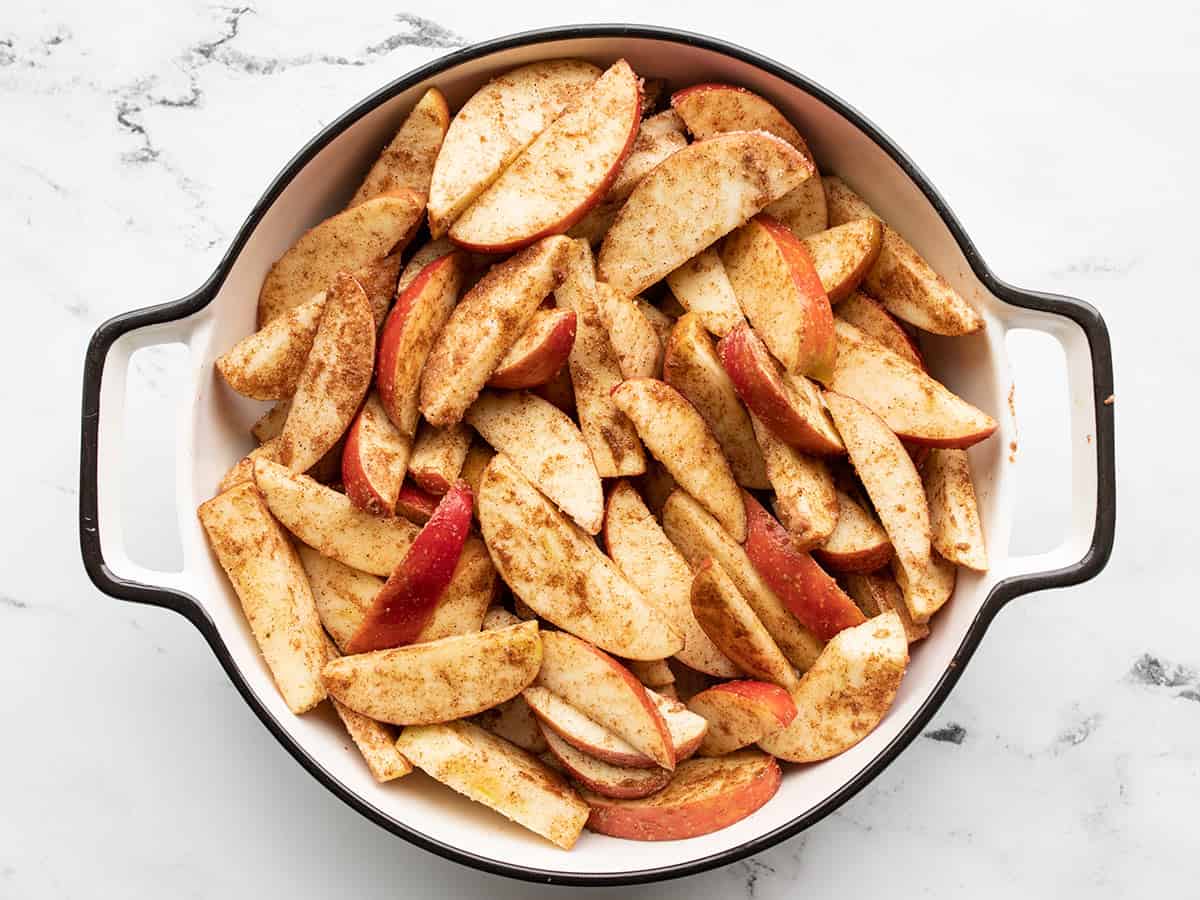 Seasoned apples in the baking dish