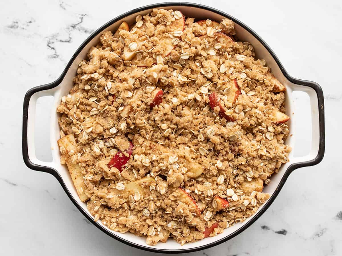 unbaked oat topping on the seasoned apples