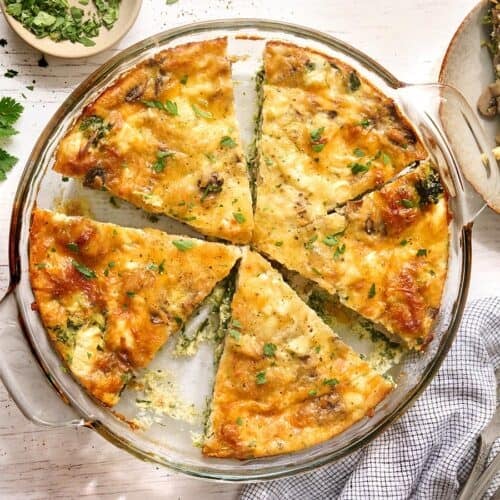 Vue aérienne de tranches de quiche sans croûte dans un plat.