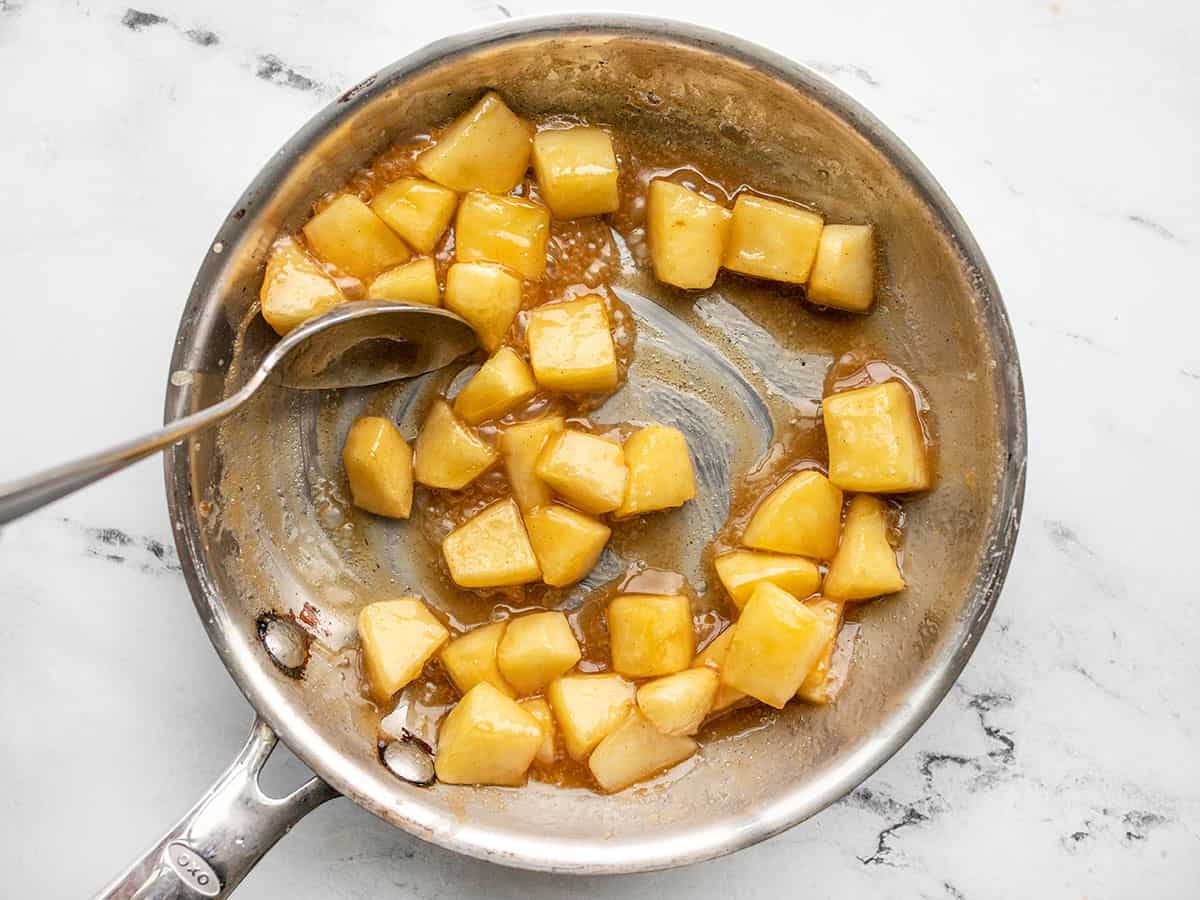Caramelized apples in the skillet