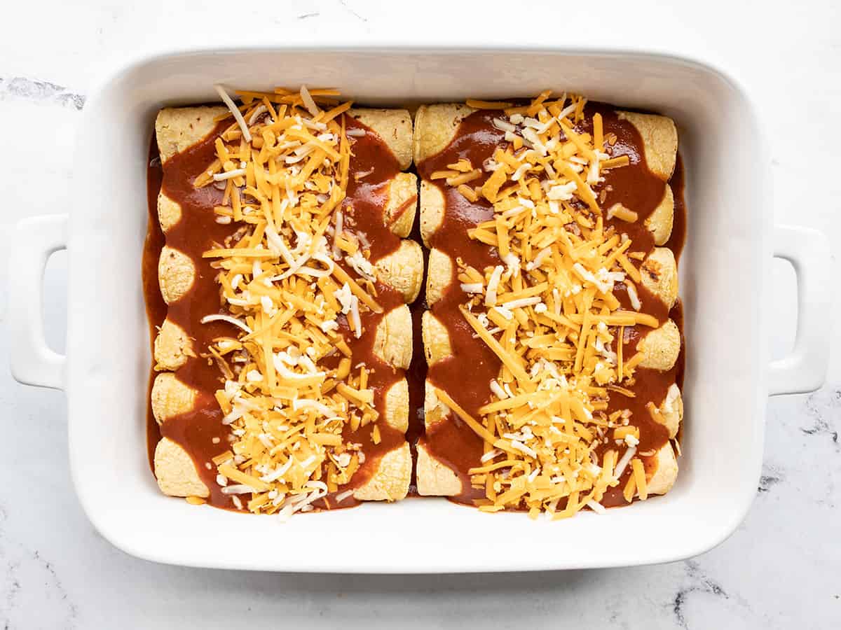 Enchiladas, kalan rendelenmiş peynirle tepesinde.