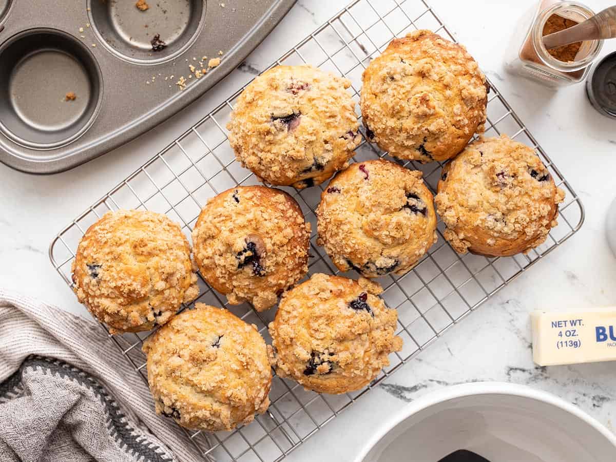 muffins de mirtilo em um rack de resfriamento de cima. 