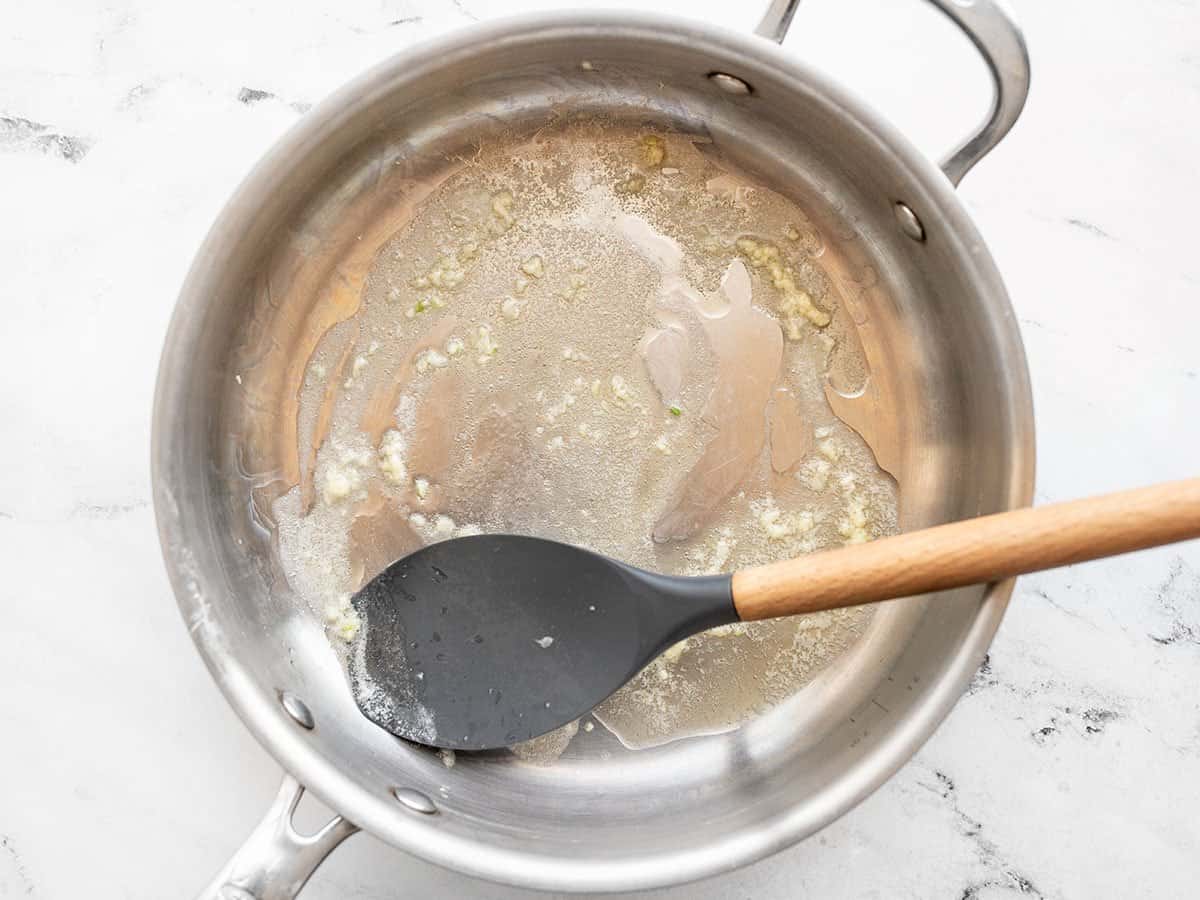 Refogue o alho na manteiga em uma frigideira.