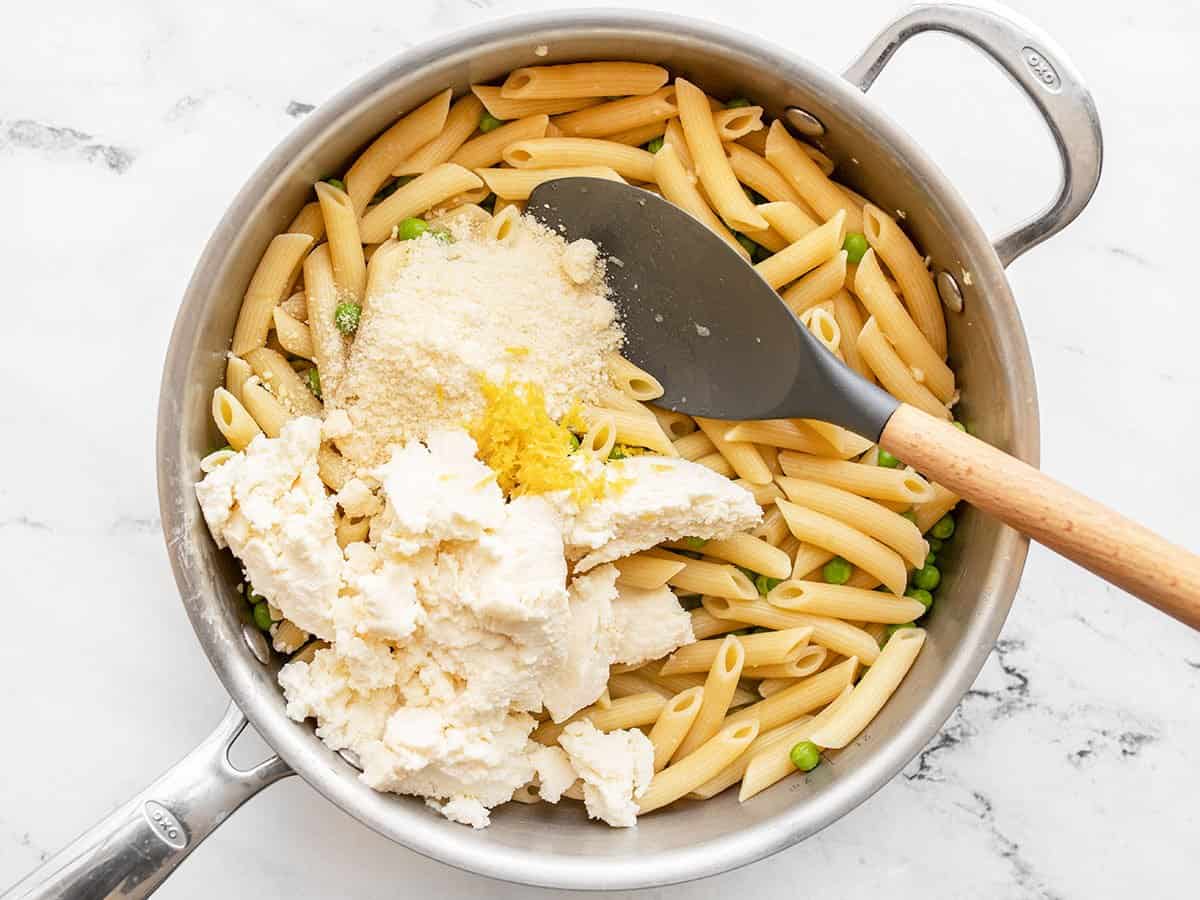 Queijo e limão adicionados ao macarrão.