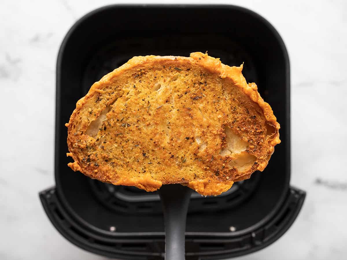 Bir hava fritözü sepeti üzerinde bir spatula üzerinde hava fritözü ızgara peynir.