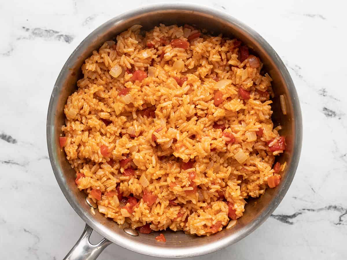 Fluffed tomato rice in the pot.