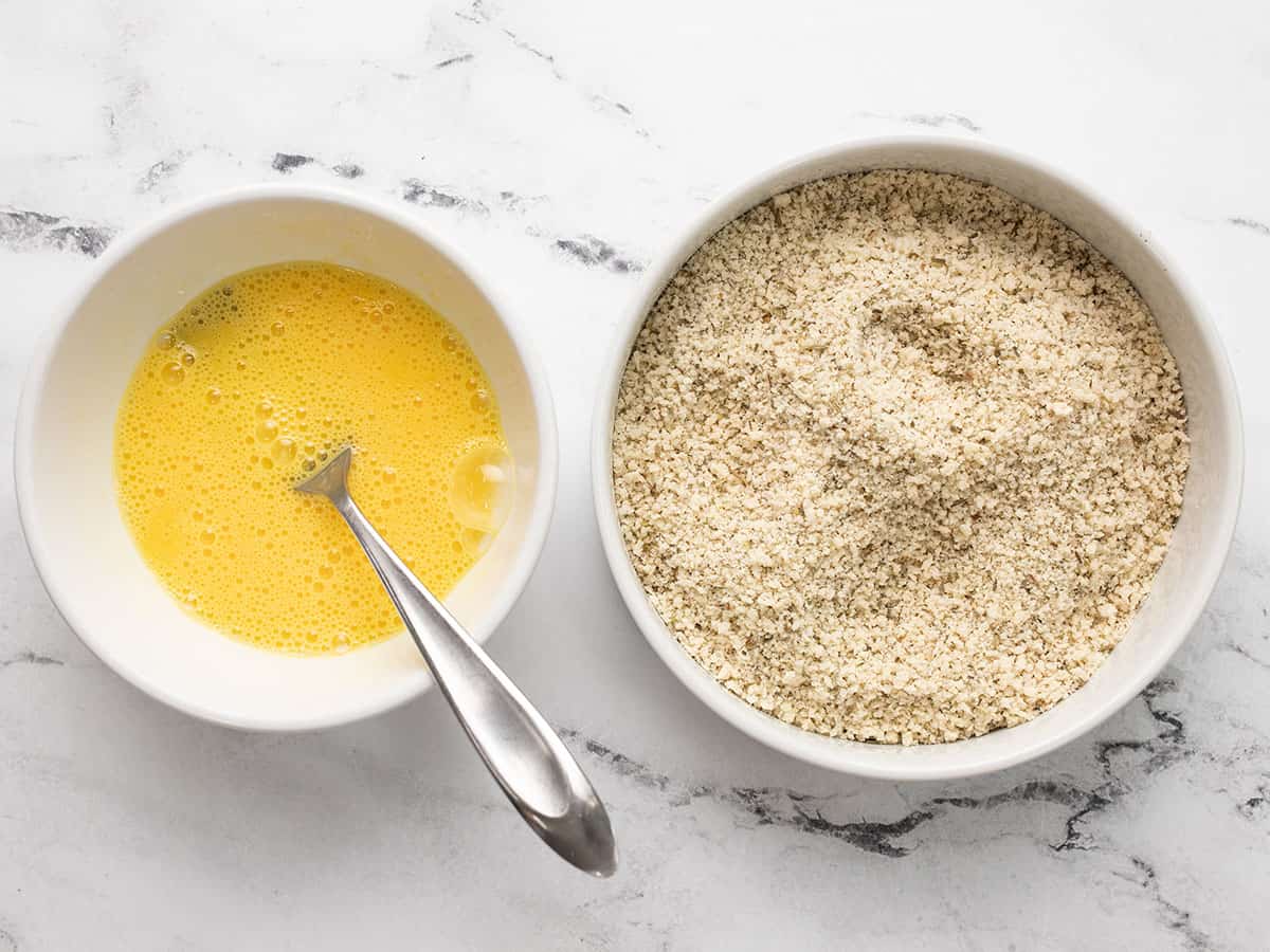 Eggwash and Panko mix in bowls.