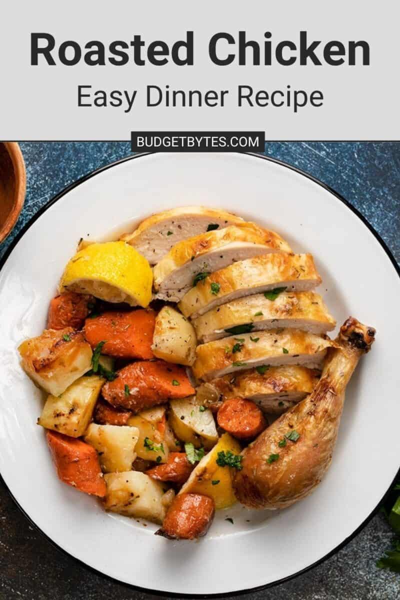 Colpo dall'alto di pollo affettato e verdure arrosto su un piatto bianco.