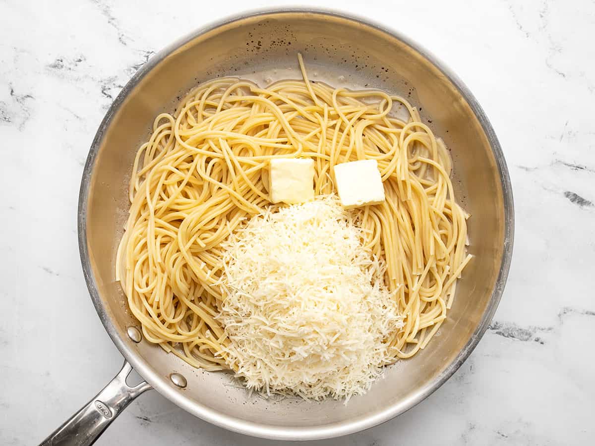 Pişmiş spagetti üzerine rendelenmiş parmesan ve tereyağı.