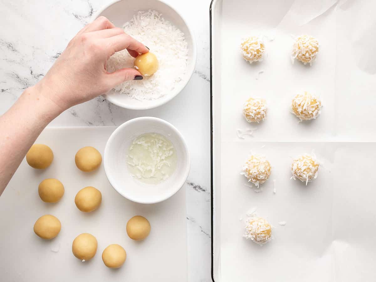 Cut the dough into 16 pieces of the same size. The simplest method is to first divide it into four pieces, then divide each of those pieces once more into four.