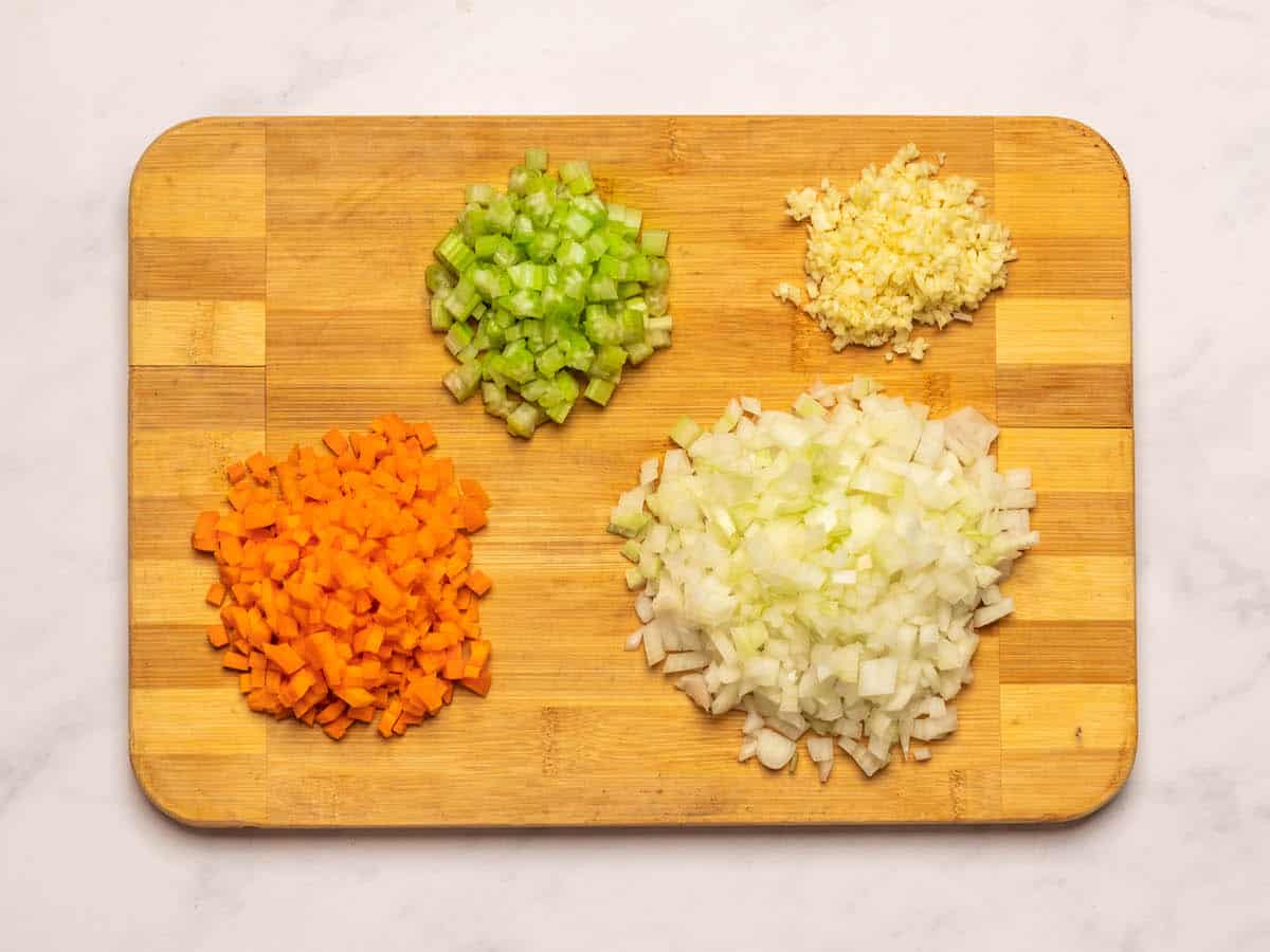 Légumes hachés sur une planche à découper.