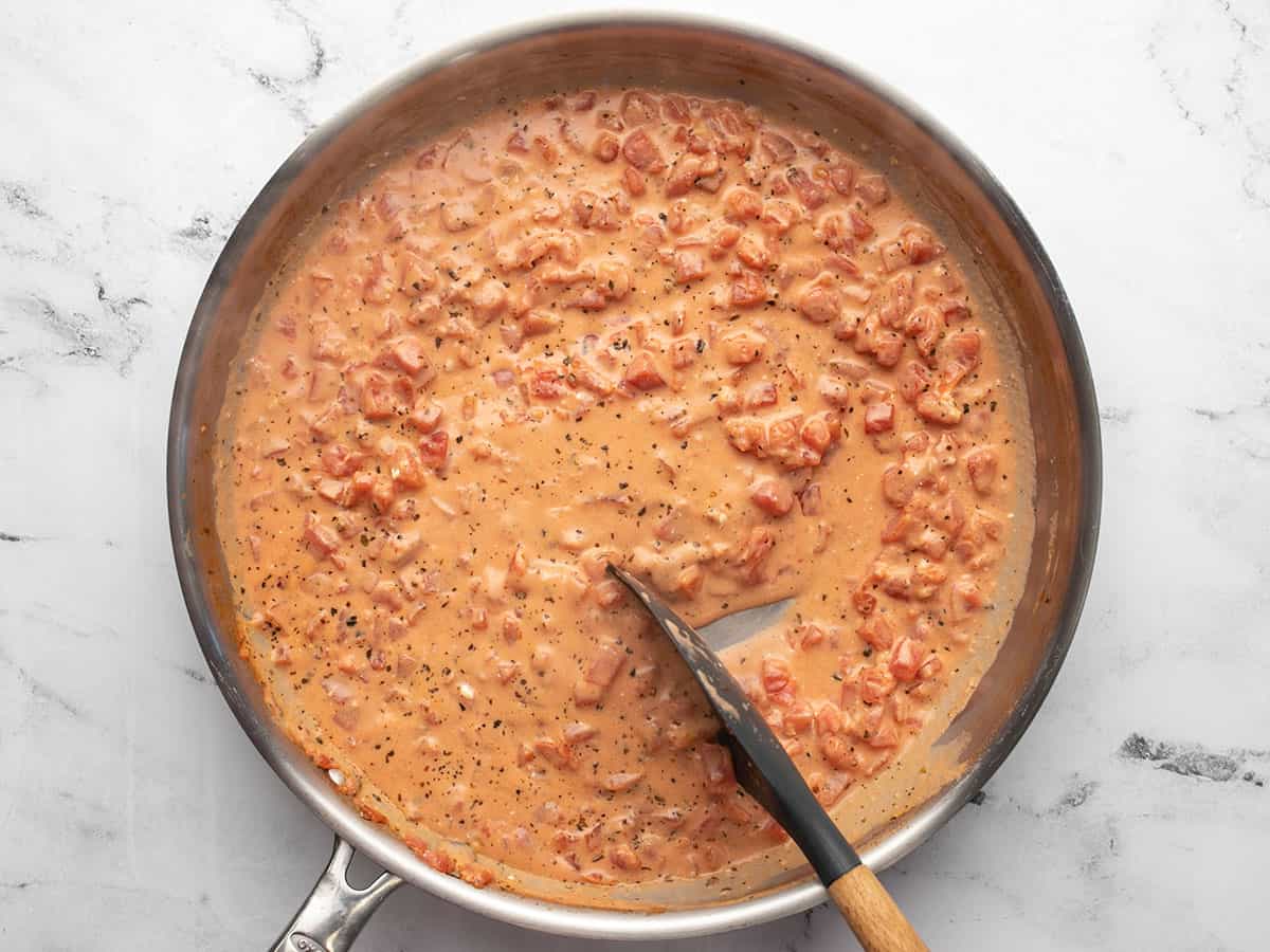 Tavada kalın ve kremalı domates sosu.