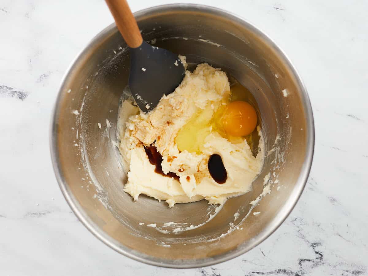 Vue aérienne de l'œuf et de la vanille mélangés au beurre.
