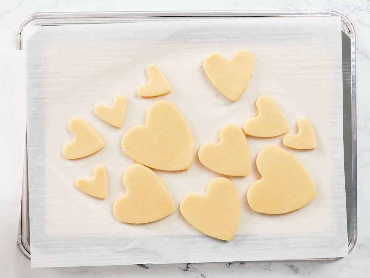 Vue aérienne de biscuits crus de la Saint-Valentin.