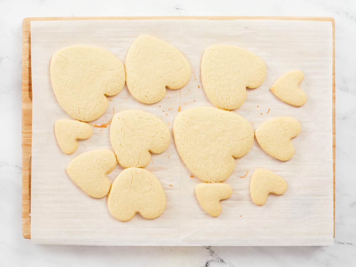Vue aérienne de biscuits cuits au four pour la Saint-Valentin.