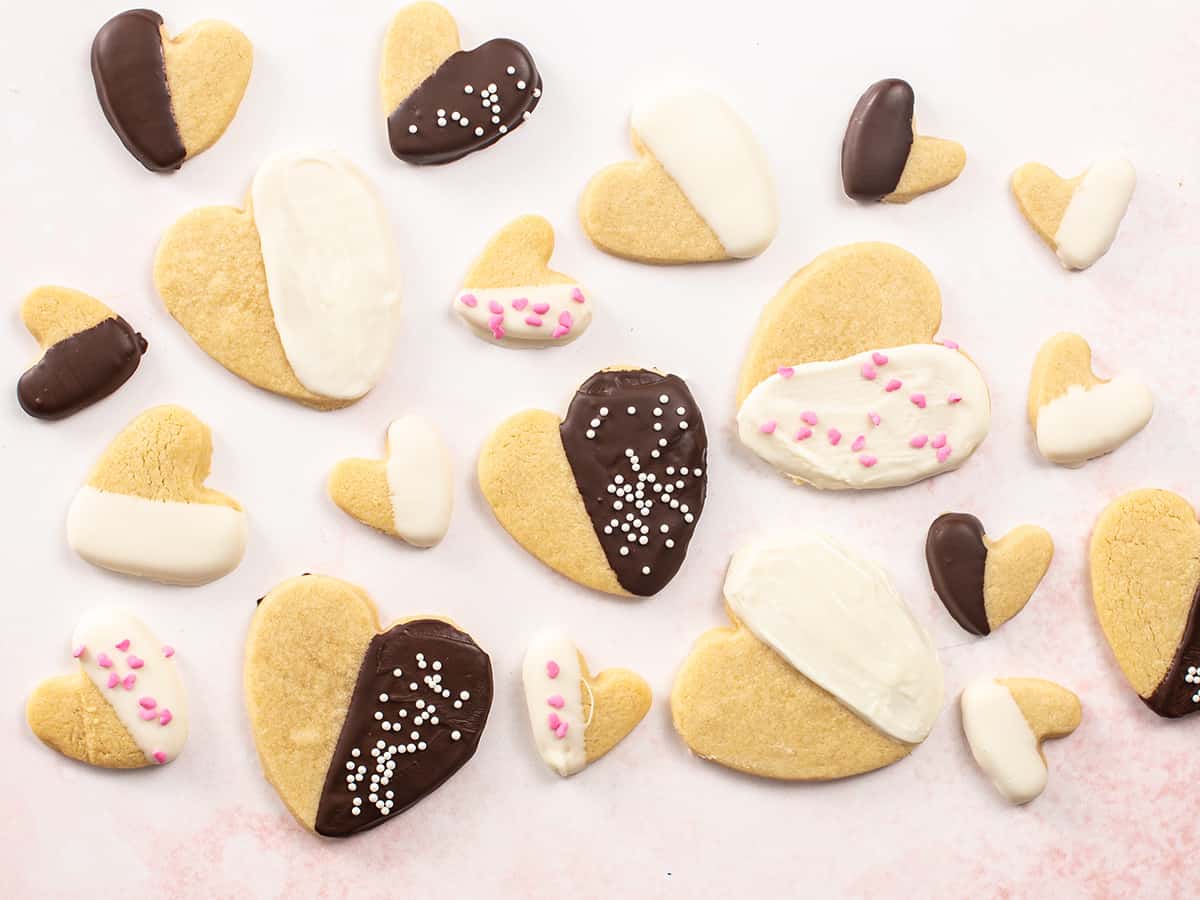 Sevgililer Günü kurabiyelerinin havadan çekimi.
