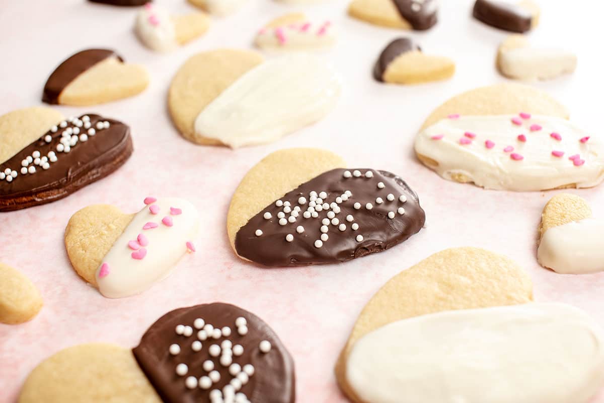 Sevgililer Günü kurabiyelerinin yan görüntüsü.