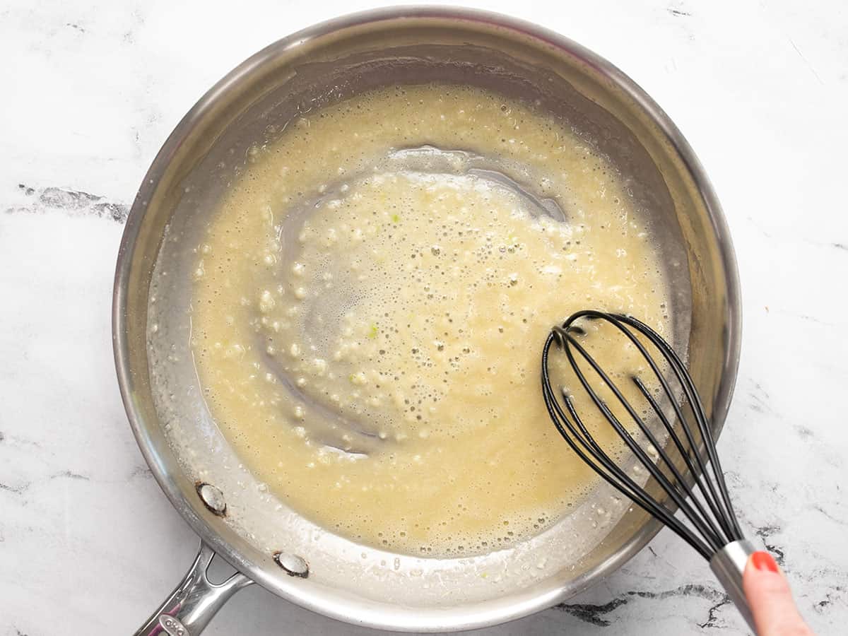 El roux de mantequilla y harina se cocina en la sartén.