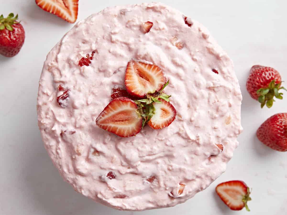 Photo from above: a whole Jell-O salad with sliced ​​strawberries.