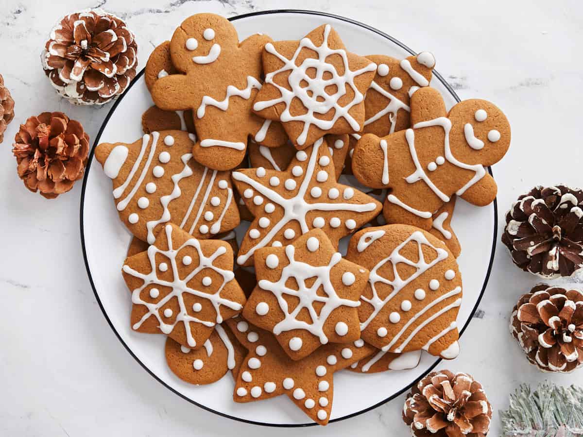 A plate full of decorated gingerbread cookies.