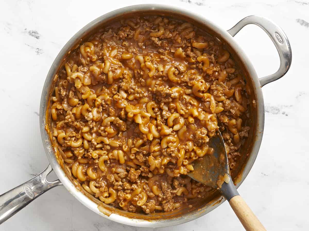 Cooked macaroni in the skillet. 