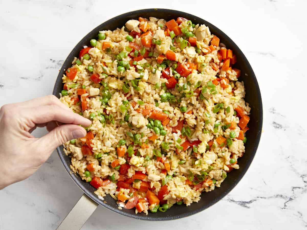 Sprinkle the chicken fried rice with salt in a pan.