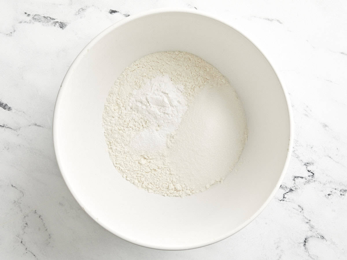 For sheet pancakes, dry the ingredients in a bowl.