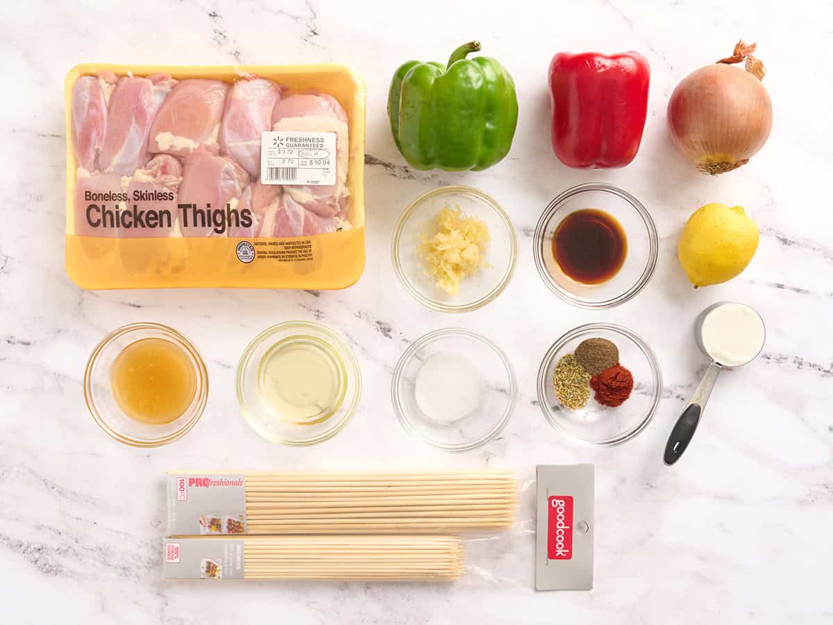 The ingredients to make chicken kabobs.