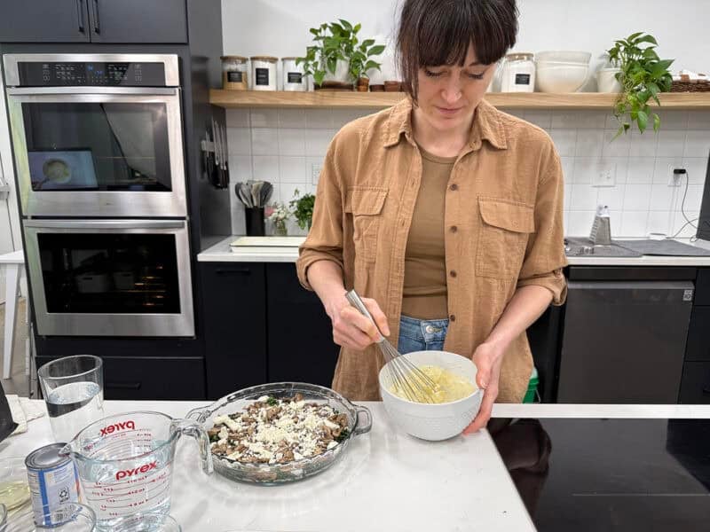 femme faisant une quiche sans croûte