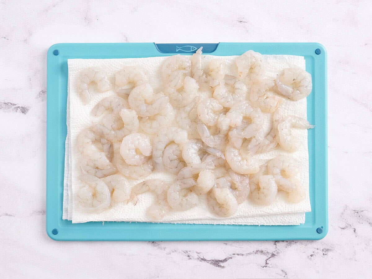 Defrosted shrimp on a paper towel.